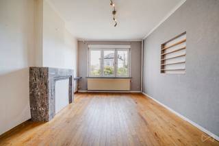 <p>Located in the charming village of <strong>Limal</strong>, this <strong>detached house to renovate</strong> enjoys a strategic location, close to <strong>Wavre</strong>, train stations, major roads, and highways, offering a practical and easily accessible living environment.</p>
<p>With approximately <strong>143 m² of living space</strong>, this property offers generous volumes and excellent renovation potential. It currently comprises <strong>4 bedrooms</strong>, <strong>1 bathroom</strong>, and bright living areas that can be redesigned to suit your needs and preferences.</p>
<p>Outside, you will benefit from a <strong>large garden</strong> and a <strong>beautiful terrace</strong>, ideal for creating a pleasant outdoor relaxation area for the whole family. At the front of the property, the creation of <strong>private parking spaces</strong> is possible (subject to planning permission).</p>
<p>This house will appeal to renovation enthusiasts looking for a property with significant potential for added value.</p>
<p>Thanks to its <strong>detached layout</strong>, <strong>strategic location</strong>, and <strong>great potential</strong>, this house represents an excellent opportunity for a renovation project in a sought-after municipality.</p>