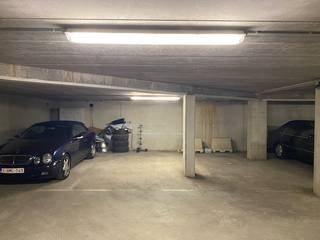 <p><strong>Investeren in vastgoed hoeft niet altijd ingewikkeld te zijn. Aan de ring van Lier liggen drie ondergrondse parkeerplaatsen en twee privatieve bergingen klaar voor een nieuwe eigenaar. Goed gelegen, netjes ondergebracht én met een huurder die gewoon wil blijven. Soms mag het ook eenvoudig zijn.</strong></p><p> </p><p><strong>De drie parkeerplaatsen zijn vandaag verhuurd aan dezelfde huurder, die ze ook na de verkoop graag verder blijft huren. Voor jou als investeerder betekent dat: vanaf dag één huurinkomsten en geen zoektocht naar een nieuwe huurder. Kom binnen… of beter gezegd: rij maar binnen.</strong></p><p> </p><p><strong>Drie keer plaats</strong></p><p>Je krijgt hier niet één, maar drie ondergrondse parkeerplaatsen. Veilig uit de straat en op een strategische locatie aan de ring van Lier.</p><p> </p><p><strong>En nog wat extra ruimte</strong></p><p>Naast de parkeerplaatsen horen ook twee privatieve bergingen bij het geheel. Handig voor extra opslag en een mooie aanvulling op deze investering.</p><p> </p><p><strong>Een huurder die graag blijft</strong></p><p>Geen investering die eerst nog op gang moet komen. De drie parkeerplaatsen zijn al verhuurd aan éénzelfde huurder en die wenst de huur na de verkoop verder te zetten. Zo kan je meteen genieten van een stabiele huuropbrengst.</p><p> </p><p><strong>Een plek die goed zit</strong></p><p>De ligging? Aan de ring van Lier, recht tegenover Carrefour. De parkeerplaatsen en bergingen bevinden zich in een recent en verzorgd gebouw met Bike Center op het gelijkvloers en 11 appartementen erboven.</p><p> </p><p>Interesse? lier@ugly.be</p>