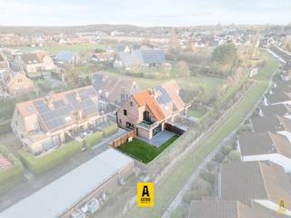 VAKANTIEWONING! Perfect onderhouden en instapklare zonnige vakantiewoning met een aangename en eenvoudige te onderhouden tuin, gelegen in klein...