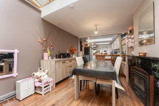 Welkom in deze charmante woning, waar gezelligheid en praktisch wonen hand in hand gaan.<br />Je komt binnen via een ruime inkomhal die toegang biedt tot de lichtrijke leefruimte met open keuken.<br />De ideale plek om te koken, te tafelen en te genieten van fijne momenten samen.<br />Op het gelijkvloers vind je ook de badkamer en een handige berging onder de trap.<br />Boven zijn er twee aangename slaapkamers (15 m² en 11,5 m²) en een toilet.<br />Buiten wacht een tuin met extra berging, perfect voor wie graag buiten vertoeft of extra opbergruimte zoekt.<br />Deze woning is ideaal voor starters, alleenstaanden of jonge gezinnen die op zoek zijn naar een betaalbaar thuis met karakter in een rustige, maar centrale ligging in Ardooie.<br /><br />Troeven:<br />Ruime inkomhal<br />Gezellige leefruimte met open keuken<br />Twee slaapkamers<br />Badkamer beneden, toilet boven<br />Berging onder trap + extra tuinberging<br />Ligging met goede bereikbaarheid<br /><br />‘Dit pand kan onderhevig zijn aan de renovatieverplichting die door de Vlaamse overheid wordt opgelegd voor residentiële gebouwen. Consulteer voor meer informatie de website van het Vlaams Energie- en Klimaatagentschap via https://www.energiesparen.be/nr/renovatieverplichting.’