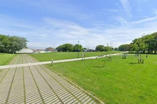 Dit duplex appartement met renovatiepotentieel is gelegen op het domein Nieuweryde, op een rustige en centrale ligging, vlakbij het maritiem park en de havengeul. Bovendien bevinden winkels en het strand van Nieuwpoort-Bad zich op wandelafstand.<br />Het appartement bevindt zich op de tweede verdieping (zonder lift) en omvat een inkomhal, een apart toilet, een lichtrijke leefruimte en een functionele keuken. Via een vaste trap bereikt u de derde verdieping, waar zich een ruime slaapkamer, een badkamer met ligbad en een aparte berging bevinden.<br />Tot slot beschikt het appartement over een privatieve berging op het gelijkvloers, ideaal voor het stallen van fietsen of als extra opbergruimte.<br />Dankzij de rustige ligging, de vlotte bereikbaarheid, de groene omgeving en de nabijheid van zee vormt dit appartement een interessante opportuniteit, zowel voor eigen gebruik als investering met veel potentieel aan de kust.