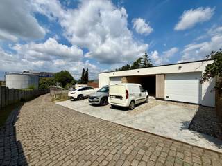 Loods van 92 m² met kitchenette, douche en toilet. Voor de toegangspoort van de loods bevindt zich nog een parking.De loods heeft een goede...