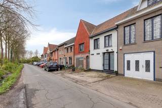 Ben je op zoek naar een gezellige woning met buitenruimte in Kruibeke? Je komt de woning binnen via de inkomhal met apart toilet en praktische...