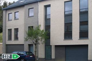<p><span>Bent u op zoek naar een bouwgrond waarop u uw eigen thuis volledig naar wens kunt realiseren? Dan is dit perceel van </span><strong><span>434 m²</span></strong><span> in het centrum van </span><strong><span>Schelle</span></strong><span> beslist een buitenkans.</span></p>
<p><span>De grond geniet van een </span><strong><span>zuidgerichte tuin</span></strong><span>, waardoor u de hele dag door kunt genieten van zon en licht. Bovendien bevindt u zich op </span><strong><span>wandelafstand van winkels, scholen, openbaar vervoer en de Scheldedijk</span></strong><span>, ideaal voor wie houdt van een centrale ligging gecombineerd met rust en groen.</span></p>
<h3><span>Bouw volledig naar uw wensen</span></h3>
<p><span>Dankzij de perceelvorm en de aanwezige </span><strong><span>uitweg via een servitudeweg achteraan</span></strong><span> zijn er verschillende interessante bouwmogelijkheden.</span></p>
<p><span>Zo kunt u kiezen voor:</span></p>
<ul>
<li><span>een </span><strong><span>klassieke beletagewoning</span></strong><span> met leefruimte op de verdieping en garage op het gelijkvloers;</span></li>
<li><span>een woning met </span><strong><span>gelijkvloers wonen</span></strong><span>, waarbij de leefruimte rechtstreeks aansluit op de zonnige tuin;</span></li>
<li><span>een </span><strong><span>garagebox of carport achteraan het perceel</span></strong><span>, bereikbaar via de achterliggende servitudeweg.</span><span></span></li>
</ul>
<p><span>De maximale bewoonbare oppervlakte bedraagt ongeveer </span><strong><span>234 m²</span></strong><span> (exclusief eventuele garage of carport), zodat u alle ruimte heeft om een ruime gezinswoning te creëren.<br /></span></p>
<h3><span>Inspiratie voor uw toekomstige woning</span></h3>
<p><span>Om u alvast op weg te helpen, tonen wij via de renders enkele inspirerende ontwerpen. Eén van de mogelijkheden is een moderne woning van ongeveer </span><strong><span>185 m²</span></strong><span> met:</span></p>
<ul>
<li><span>3 volwaardige slaapkamers;</span></li>
<li><span>een ruime badkamer;</span></li>
<li><span>lichtrijke leefruimte;</span></li>
<li><span>open keuken;</span></li>
<li><span>praktische berging;</span></li>
<li><span>zonnige zuidtuin.</span></li>
</ul>
<p><span>Uiteraard zijn deze ontwerpen louter inspirerend. U bent volledig vrij om een kleinere of grotere woning te realiseren, afhankelijk van uw woonwensen en budget.</span></p>
<h3><span>Indicatieve bouwkost</span></h3>
<p><span>Als richtprijs mag u rekenen op een </span><strong><span>instapklare nieuwbouwwoning van circa 185 m² vanaf ongeveer € 335.000 à € 350.000</span></strong><span> (exclusief grond, registratierechten, notariskosten, aansluitingen en eventuele meerwerken). Een grotere of luxueuzere afwerking heeft uiteraard een invloed op de uiteindelijke bouwprijs.</span></p>
<p><span>Bent u benieuwd naar de mogelijkheden? Wij bespreken graag samen met u de verschillende bouwconcepten en helpen u bij het realiseren van uw droomwoning op deze uitzonderlijke locatie.</span></p>
<p><strong><span>Troeven op een rij:</span></strong></p>
<ul>
<li><span>Bouwgrond van </span><strong><span>434 m²</span></strong></li>
<li><span>Zuidgerichte tuin</span></li>
<li><span>Mogelijkheid tot achterliggende garage of carport via servitudeweg</span></li>
<li><span>Tot ca. </span><strong><span>234 m²</span></strong><span> bewoonbare oppervlakte mogelijk</span></li>
<li><span>Inspirerende renders inbegrepen</span></li>
<li><span>Centrale ligging in Schelle</span></li>
<li><span>Op wandelafstand van winkels, scholen, openbaar vervoer en de Scheldedijk</span></li>
<li><span>Ideaal voor wie een woning volledig op maat wil bouwen.</span></li>
</ul>
<p><span> </span></p>
