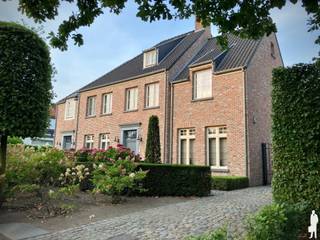 Landelijke,<strong> instapklare woning</strong> met <strong>4 slpk., 2 bdk.</strong> en een prachtige tuin te <strong>Minderhout</strong><br /><br /><span>INDELING</span><br /><strong>Gelijkvloerse verdieping:</strong><br />- Inkomhal met gastentoilet<br />- Ruime, lichtrijke woning met openslaande deuren naar het terras<br />- Uitgeruste keuken met kookeiland<br />- Ruime wasplaats / berging<br /><br /><strong>Eerste verdieping:</strong><br />- 3 <strong>slaapkamers</strong> van ca. 10, 12 en 13m²<br />- Badkamer met bad, dubbele wastafel en toilet<br />- Douchekamer<br /><br /><strong>Tweede verdieping:</strong><br />-<strong> Slaapkamer 4</strong> van ca. 16m²<br />- Bergruimte en een technische ruimte/ zolder<br /><br />Buiten vinden we een <strong>prachtige, private tuin</strong> met mooi terras en een <strong>ruime garage</strong> met sectionale poort. <br /><br /><span>BIJZONDERHEDEN:</span><br />- <strong>EPC A</strong><br />- Elektriciteit conform<br />- Zeer goed onderhouden woning