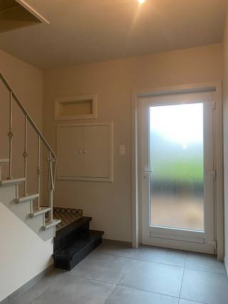 Deze prachtig vernieuwde woning biedt het ideale wooncomfort voor wie op zoek is naar ruimte, licht en een hoogwaardige afwerking. Bij binnenkomst in...