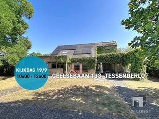 <h2><span>BLAUWEZATERDAG 19/09 TSS 10U EN 12U IS IEDEREEN WELKOM!! KOM KIJKEN. </span></h2><h2><span>Trendy villa op ruim perceel nabij centrum Tessenderlo</span></h2><p><span>Op een aantrekkelijke ligging nabij het centrum van Tessenderlo vinden we deze instapklare en trendy villa op een perceel van circa </span><span>10 are</span><span>. De woning combineert ruimte, comfort en energiezuinig wonen met een vlotte bereikbaarheid van winkels, horeca, openbaar vervoer. </span></p><p><span>Binnen geniet u van een lichtrijke leefruimte met grote raampartijen en een gezellige zithoek met pelletkachel, aansluitend een eetkamer met hoge plafonds en zicht op tuin, de stijlvolle keuken met eeteiland en kwalitatieve toestellen is recent volledig vernieuwd. De woning beschikt over </span><span>3 ruime slaapkamers</span><span>, waarvan één op het gelijkvloers, en </span><span>2 badkamers</span><span>, waaronder een recent vernieuwde badkamer met vrijstaand bad, dubbele lavabo en inloopdouche ook op het gelijkvloers.</span></p><p><span>Ook praktisch scoort deze woning sterk dankzij de zeer ruimte berging aan de keuken met ingemaakte kasten, extra wasplaats/bergruimte, inpandige garage en volledige kruipkelder. </span></p><p><span>Buiten wacht een zonnige, ruime tuin met veel privacy: ideaal voor gezinnen, tuinliefhebbers of wie graag in alle rust geniet.</span></p><p><span>Extra troeven zijn het gunstige </span><span>EPC-label B</span><span>, de </span><span>conforme elektriciteitskeuring</span><span>, de aanwezigheid van </span><span>16 zonnepanelen</span><span>, verwarming via warmtepomp/airco-units, </span><span>geen asbest aanwezig</span><span> en het feit dat je </span><span>gelijkvloers kan wonen</span><span>.</span></p><p><span>Een stijlvolle, energiezuinige en ruime gezinswoning op een toplocatie nabij Tessenderlo centrum. </span></p><p><span> </span></p><p><span>Wil je graag komen kijken, bel dan naar Immo Diest op 013/31.25.22</span></p><p><span><br /> </span></p>