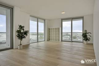 <p>Welkom in dit bijzondere appartement aan de Kattendijkdok Westkaai in hartje Antwerpen.<br />Dit moderne woonoppervlak van 123 vierkante meter, gelegen op de gelijkvloerse verdieping, biedt u de perfecte combinatie van comfort en toegankelijkheid.<br /><br />Met een ruime woonkamer, een goed uitgeruste keuken en twee sfeervolle slaapkamers is dit appartement ideaal voor zowel eenpersoonshuishoudens als koppels die op zoek zijn naar ruimte en licht.<br />U kunt ook genieten van de zorgvuldig ontworpen badkamer, uitgerust met moderne voorzieningen die aan al uw behoeften voldoen.<br /> </p>

<p>Een van de vele voordelen van dit appartement is de directe toegang tot de garage, wat het dagelijkse leven aanzienlijk vergemakkelijkt. Bovendien is er een garagebox bij te huren voor € 150 per maand.<br /><br /><br />U ervaart hier het gemak van wonen in een eigentijdse omgeving, in een gebouw dat in 2015 is opgeleverd.<br /><br />De nabijheid van het bruisende stadsleven en de vaak voorkomende evenementen aan de kade maken van deze locatie een ware hotspot.<br />Dit instapklare appartement biedt het beste van twee werelden: de rust van een woonwijk en de levendigheid van de stad.<br /><br />Laat deze kans niet liggen en plan snel een bezichtiging om de mogelijkheden van dit mooie appartement zelf te ervaren.</p>