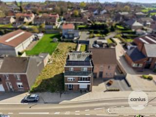 CHARMANTE MAISON DE BEL-ETAGE AVEC 3 CHAMBRES, GARAGE ET JARDIN Cette maison bel-etage, située au Steenweg 171 à Gingelom, offre une excellente...