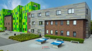 Deze studentenflat is gelegen op een sublieme locatie. Op slechts 300m van de Vives, net aan de expressweg en op wandelafstand van het station is de studentenresidentie Kotville uiterst bereikbaar. Daarnaast is de residentie gebouwd met oog voor detail, volgens strenge normen en klaar voor de toekomst.<br /><br />De studentenkamer zelf is uitgerust met eigen sanitair (modern wasmeubel, inloopdouche, hangtoilet), bureau, kleerkast, bed, hangmeubel, TV. Verder beschikt de residentie over ontspanningsmogelijkheden met onder meer pingpongtafels en beamers in de zithoeken. Fietsberging is voorzien zowel afgesloten ondergronds als vrij bovengronds. Bovendien is dit één van de weinige studentenflats die beschikt over een eigen terras! <br /><br />Kamer 234 is dan nog eens uniek door z'n uitstekende ligging en dito lichtinval. Deze hoekstudio heeft ramen aan 2 zijden en is groter dan de meeste andere kamers. Alsof dat nog niet genoeg is beschikt ze ook nog over een eigen privébalkon. Door de combinatie van deze troeven is het vaak één van de eerste verhuurd.<br /><br />Intussen zijn alle kamers van deze residentie reeds meerdere jaren verhuurd waardoor uw rendement onmiddellijk en gegarandeerd is. Uiteraard is er ook steeds de mogelijkheid om eigen kinderen, of die van kennissen onder te brengen in uw kamer. Het gaat namelijk om een aankoop in volle eigendom zonder enige vorm van poulesystemen. Voor meer info of een bezoek, contacteer ons per telefoon of mail.<br /><br />E-peil: 64.<br /><br />*De foto's zijn allen genomen in het gebouw maar niet noodzakelijk in de betreffende kamer. Deze zijn louter illustratief om de sfeer weer te geven.