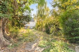 Instapklare, statige herenwoning met 7 slaapkamers en grote stadstuin, pal in het hart van Ronse! Deze karaktervolle woning combineert...