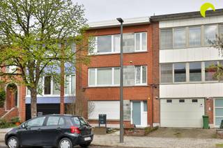 <p><span>Located in a prime spot in Wilrijk, this bright apartment is situated on the second floor of a small, well-maintained building.</span></p><p><span>The monthly fees amount to 225.00 and include a provision for heating (natural gas), water, building insurance, and a meter reading fee.</span></p><p><span>The supermarket, pharmacy, banks, bus stop, and everything else you need are within walking distance, and free parking is available on the street and in the surrounding area.</span></p><p><span> </span></p><p><span>Layout:</span></p><p><span>We enter the entryway, which provides access to all rooms.</span></p><p><span>At the front is the bright living room with neutral tile flooring. Adjacent to it is a practically furnished kitchen with freestanding appliances and a double sink.</span></p><p><span> </span></p><p><span>The bathroom is centrally located and features a shower, sink, and toilet. </span></p><p><span>At the back are the two bedrooms (4.35 x 3.5 and 2.8 x 2.3) with laminate flooring.</span></p><p><span> </span></p><p><span>Let me briefly summarize the highlights for you:</span></p><p><span>·Central location near public transportation, shops, schools, etc.</span></p><p><span>·Small and well-maintained building</span></p><p><span>·Compliant electrical system and favorable EPC</span></p><p><span> </span></p><p><span>EPC label C: 166 kWh/m² per year (B-label)</span></p><p><span>P-score A - G-score A</span></p><p><span> </span></p><p><span>To schedule a viewing, please contact us at 03 449 42 41 or email us at hallo@habicom.be</span></p><p><span>Curious about the value of your home? Check it for free at www.watismijnhuiswaard.be </span></p>