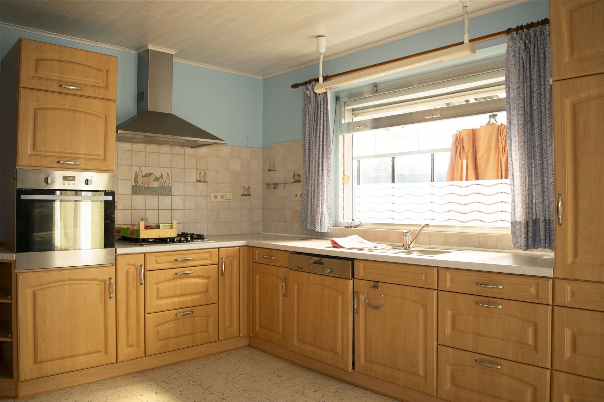 Landelijke woning met zonnepanalen, garage en tuin - foto 4