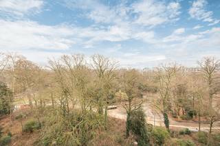 Het grondplan, de blanco asbestinventaris, het gunstige EPC-attest en de conforme elektriciteitskeuring vindt u terug bij de 'downloads' op de Wellimmo-site.<br /><br />ln de mooÍste straat aan het Antwerpse Stadspark vinden we dit stijlvol gerenoveerde appartement met frontaal parkzicht op de zesde verdieping van een verzorgd gebouw. Met zijn groene ligging, aangename buitenruimtes en een helder, open gevoel biedt deze woning een aangename en hedendaagse woonkwaliteit in het hart van de stad. Het appartement heeft een oppervlakte van 82m² (incl zalig zonneterras) en werd zeer grondig gerenoveerd met kwalitatieve materialen en een frisse, tijdloze afwerking. De leefruimte, langs de parkzijde, geniet van een royale<br />lichtinval en sluit harmonieus aan op een volledig uitgeruste, moderne geïnstalleerde keuken. De indeling is functioneel en doordacht, met een ruime slaapkamer en veel kastruimte aan de rustige achterzijde van het gebouw. Centrale voorzieningen zoals de luxueuze badkamer met inloopdouche en wastafelmeubel, het aparte toilet en de praktische wasplaats bevinden zich in het midden van de woning, wat zorgt voor een optimale benutting van de beschikbare ruimte. Een privatieve kelderberging biedt extra opslagcomfort. Bovendien is er de mogelijkheid tot aankoop van een autostaanplaats in een nabijgelegen gebouw op huisnummer 30 aan 40.000€- een waardevolle meerwaarde in deze populaire buurt <br /><br />Troeven:<br />Toplocatie - de mooiste straat van het Stadspark<br />Luxueuze totaalrenovatie met kwaliteitsmaterialen en maatwerkmeubilair<br />Prachtige lichtinval en zichten vanop de 6de verdieping - heerlijk terras aan de leefruimte<br />Gunstig EPC, conforme elektriciteit en lage reële maandelijkse lasten in het gebouw: 233€/maand incl. privatieve verwarming, privatief waterverbruik, syndicus, blokpolis, onderhoud en werking gebouw<br />Mogelijkheid tot aankoop parking van zelfde eigenaar<br /><br />Voor meer informatie of een bezoek: 03/225.00.68 of info@wellimmo.net<br />