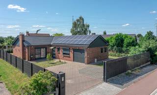 Villa-bungalow met leuk aangelegde tuin op terrein van 5a73ca.Rustig gelegen in de nabijheid van invalswegen.Deze vrijstaande bungalow werd recent...