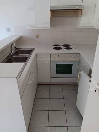 TE HUUR STUDIO MET AFGESLOTEN SLAAPHOEK MET BINNEN PARKING IN NIEUWPOORT-BADOp het 7de verdiep van een residentie in Nieuwpoort-bad bevindt zich deze...