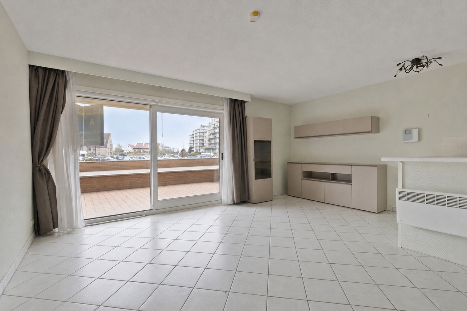 Appartement au rez-de-chaussée à rénover avec grande terrasse près de l'Esplanade - photo 4