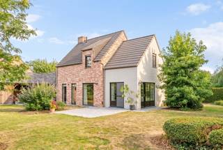 Verscholen in een rustige doodlopende straat, op de taalgrens in Escanaffles en pal naast Avelgem, vindt u deze alleenstaande woning die landelijke charme moeiteloos combineert met hedendaags wooncomfort. Dankzij de vlotte verbindingen bent u bovendien in een mum van tijd in Doornik, Ronse en Oudenaarde.De woning is afgewerkt in een authentieke pastorijstijl met een kwalitatieve en eigentijdse inrichting. Via de inkomhal komt u in de lichtrijke leefruimte, waar grote raampartijen een prachtig zicht bieden op de aangelegde tuin. De open, volledig geïnstalleerde keuken sluit naadloos aan op de woonkamer en vormt het hart van de woning.Op de verdieping bevinden zich drie volwaardige slaapkamers, een extra hobbykamer of bureauruimte en een ruime badkamer uitgerust met een ligbad, douche en lavabo. Daarnaast is er een praktische bergzolder die extra opbergruimte biedt.Buiten geniet u in alle rust van de verzorgde tuin met een zonnig, zuidgericht terras en een tweede, half overdekt terras waar het het hele jaar door aangenaam vertoeven is. De tuinberging biedt bijkomende opslagruimte. Het volledig afgesloten perceel is bereikbaar via een automatische toegangspoort en beschikt over ruime parkeergelegenheid, waaronder twee carports.Deze instapklare woning is de ideale thuis voor wie op zoek is naar rust, ruimte en een uitstekende bereikbaarheid, zonder in te boeten aan comfort of uitstraling.Meer info of plan je bezoek: wim@immobeguin.beTe koop via Immo Beguin, uw vastgoedexpert sinds 2009, met kantoren in Ronse, Deinze, Waregem, Kortrijk, Nieuwpoort, Doornik en Lessen en Moeskroen.