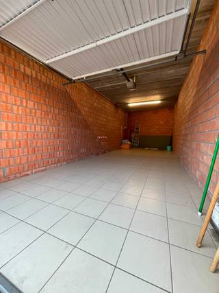Te koop:In een rustig, achterliggend garagecomplex in de Paalstraat te 2900 Schoten, bied ik een extra diepe stenen garagebox aan met dubbele...