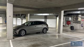 Square Estate stelt u deze parkeerplaats voor, gelegen in een beveiligd gebouw op de Markt in Wemmel. Mis deze kans niet om deze parkeerplaats aan te...