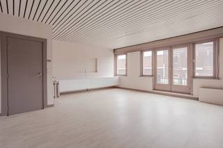 Gentstraat 361: Strategisch gelegen handelspand met ruim duplex appartement nabij centrum Oostakker. Ligging: Mobiscore: 8,1/10 Centrale en...