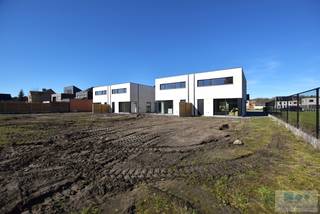 In een residentiële verkaveling te Laakdal, bevindt zich dit energiezuinig nieuwbouwproject bestaande uit 4 halfopen bebouwingen met modern...