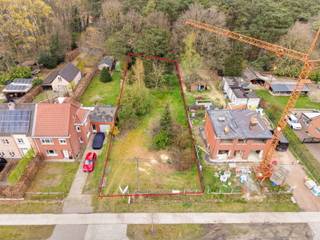 <strong>Bouwgrond (1087m²) voor OB met zicht op bos en groen.<br /><br />Ligging: </strong>Een centrale ligging tussen Herentals, Geel en Olen. Vlakbij het centrum van Onze-Lieve-Vrouw-Olen met haar winkels, horeca en scholen vlakbij. Ook het shoppingpark van Olen is binnen handbereik. Achteraan grenst het perceel aan bosgebied.<br /><br /><strong>Beschrijving: </strong>Bouwgrond voor open bebouwing met een perceelbreedte van 17,50m en een diepte van +- 63m. <br />Een ruime, open bebouwing met een footprint van 11,50m breedte op 17m diepte kan hier maximaal gerealiseerd worden.<br /><br />Achteraan grenst het perceel aan bosgebied wat zorgt voor een zeer groen en rustig gevoel.<br /><br />Meer info of het bekomen van de voorschriften? Neem contact op met ons kantoor op het nummer 014 95 37 50 voor een vrijblijvende afspraak.<br /><br /><strong>Bijzondere informatieplicht:</strong> in aanvraag