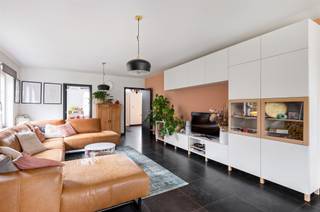 <p><span>Recente, perfect instapklare gezinswoning met verrassend ruime bewoonbare oppervlakte, </span><span>4 slaapkamers en ruime tuin, gelegen in het landelijke Ramsel.</span></p><p><span> </span></p><p><span>In deze ruime woning, gebouwd in 2015 en afgewerkt met kwalitatieve materialen, is elke vierkante meter optimaal benut. Op het gelijkvloers zorgen een lichtrijke leefruimte en de open keuken voorzien van alle comfort, voor een ideale leefomgeving waar het aangenaam is om te vertoeven en mensen te ontvangen. Een bureau/speelruimte voor de kinderen, een gastentoilet en een ruime berging maken het geheel beneden compleet. </span></p><p><span> </span></p><p><span>Op de eerste verdieping geeft de nachthal toegang tot de 3 slaapkamers en de badkamer met ligbad, douche en toilet. Op de 2de verdieping bevindt zich een slaapkamer met dressing, een bureauruimte en een bergzolder.</span></p><p><span> </span></p><p><span>Buiten is het heerlijk vertoeven in de zuidoost-gerichte, aangename tuin, met ruim bijgebouw. De ruime oprit zorgt voor voldoende parkeergelegenheid. </span></p><p><span>En tot slot is de woning voorzien van alle moderne technieken zoals ventilatie, zonnepanelen, thuisbatterij en laadpaal.</span></p><p><span> </span></p><p><span>Een unieke kans voor wie een ruime woning zoekt gelegen in een landelijke omgeving, maar toch goed bereikbaar via belangrijke invalswegen. </span></p><p><span>Kom de troeven ter plaatse ontdekken.</span></p><p><span> </span></p><p><span>Bezoeken mogelijk op afspraak: 015/755 444 of <span>info@immovercammen.be</span></span></p><p><span>Beschikbaarheid overeen te komen (+- najaar 2026).</span></p><p><span> </span></p>