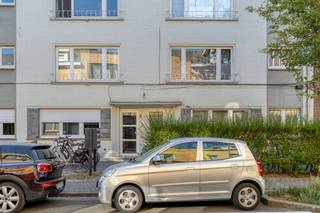 [[ DIT PAND NEEMT DEEL AAN DE ERA OPEN HUIZEN DAG OP 19/9 VAN  TOT  ]]
<p>Charmant gelijkvloers appartement met ruime tuin nabij het centrum van Mechelen.</p>

<p> </p>

<p>Dit appartement in Mechelen combineert rustig wonen met een centrale ligging vlakbij winkels, scholen, openbaar vervoer en het treinstation. De grote tuin vormt een absolute meerwaarde en biedt volop ruimte om te ontspannen of buiten te genieten. Binnen geniet je van een praktische indeling met lichtrijke leefruimtes, een ingerichte keuken en een comfortabele slaapkamer met dressing. Dankzij de conforme attesten en het EPC-label C is dit appartement een interessante keuze voor wie nabij het stadscentrum wil wonen. De vlotte verbinding met invalswegen maakt deze locatie extra aantrekkelijk.</p>

<p> </p>

<p>Belangrijkste ruimtes:<br />• Woonkamer met aangename lichtinval<br />• Ingerichte keuken met elektrische kookplaat, oven, koelkast, vaatwasser en dampkap<br />• Slaapkamer met aansluitende dressing<br />• Badkamer met douche, toilet, wastafel in meubel en aansluiting voor wasmachine<br />• Inkomhal met praktische circulatie<br />• Kelder voor extra bergruimte<br />• Ruime tuin</p>

<p> </p>

<p>Troeven:<br />• Gelijkvloers appartement met grote privatieve tuin<br />• Rustige ligging vlakbij het centrum van Mechelen<br />• Conforme attesten en EPC-label C</p>

<p> </p>

<p>Neem vandaag nog contact op voor een bezoek.</p>

<p> </p>

<p>JOUW DROOMAPPARTEMENT. ZO GEVONDEN!</p>