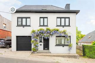 <p>Ruime woning met garage, tuin en tal van mogelijkheden aan de Valkenberg in Brakel.</p><p>Op een gegeerde locatie in Brakel, aan de bekende Valkenberg, bevindt zich deze ruime woning met tal van mogelijkheden. Dankzij de royale volumes, de veelzijdige indeling en de aangename tuin biedt deze eigendom een uitstekende basis voor wie op zoek is naar een ruime gezinswoning die volledig naar eigen smaak kan worden afgewerkt.</p><p>Bij het binnenkomen wordt u verwelkomd in de inkomhal. Rechts bevindt zich een ruime, veelzijdige kamer die tal van mogelijkheden biedt. Ze leent zich perfect als praktijk- of kantoorruimte voor een zelfstandige activiteit, maar kan evengoed worden ingericht als een comfortabele bureauruimte voor wie regelmatig van thuis uit werkt.</p><p>Achteraan bevinden zich de lichtrijke leefruimte en de ruime keuken, beide met een aangenaam zicht op de tuin. Verder beschikt het gelijkvloers over een praktische bijkeuken, een afzonderlijk toilet en een inpandige garage.</p><p>Via de tuin bereikt u bovendien een voormalige duiventil. Dankzij de aanwezige water- en elektriciteitsaansluitingen kan deze ruimte perfect worden ingericht als hobbyruimte, atelier, werkplaats of extra bergruimte.</p><p>Op de eerste verdieping bevinden zich vier ruime slaapkamers en een badkamer met toilet. Daarnaast beschikt de woning over een ruime zolder, die tal van extra mogelijkheden biedt en kan worden ingericht volgens uw eigen wensen.</p><p>Met haar ruime indeling, veelzijdige mogelijkheden en aantrekkelijke ligging aan de iconische Valkenberg is deze woning een uitstekende kans voor gezinnen, thuiswerkers en zelfstandigen die op zoek zijn naar een eigendom met toekomstpotentieel.</p><p>Troeven:<br />- Topligging<br />- Stevige constructie met betonnen verdiepingsvloeren<br />- Veel potentieel: grote ruimtes, vier slaapkamers, ruime zolder<br />- Mogelijkheid tot praktijk, thuiswerkplek of zelfstandige activiteit</p><p>Contacteer Emmy via emmy@immobeguin.be voor meer informatie of een bezoek.</p>