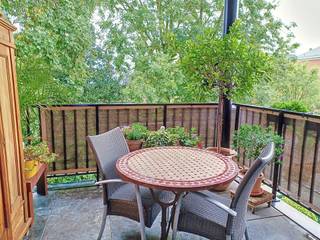 Energiezuinig, jong en fris ingericht appartement op de tweede verdieping van een klein blokje, gebouwd in 2012. Geen lift aanwezig wat een zeer gunstige invloed heeft op de gemeenschappelijke kosten. Het terras achteraan is uiterst rustig gelegen met zicht op groen, en dit in het hartje van Lier! Alle faciliteiten bevinden zich op wandelafstand. Het station op slechts 500 m. Het appartement is een pareltje, zeer verzorgd, ondertussen wit geschilderd (binnenkort vervangen we deze foto's door nieuwe) en ingedeeld als volgt: hal met gastentoilet, een leefruimte met veel raampartijen, zodat er voldoende licht binnenvalt, aansluitend de open keuken met ingebouwde toestellen (oa een vaatwasser) en vervolgens een wasplaats, een gezellige badkamer met douche in ligbad (in een nis), een slaapkamer en een tweede slaapkamer met ingebouwde kasten die toegang geeft tot het terras. Gemeenschappelijke kosten inclusief.