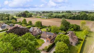 <p>In het pittoreske Nokere bevindt zich deze ruime gezinsvilla op een prachtig perceel van maar liefst 1.576 m². Hier woont u in alle rust, omringd door groen, met het idyllische Kordaalpad letterlijk als achterbuur.</p><p>Met een bewoonbare oppervlakte van 212 m² biedt deze woning alle ruimte voor een comfortabel gezinsleven. De villa werd de voorbije jaren bovendien energiezuinig vernieuwd met onder meer een warmtepomp met airco, zonnepanelen en dakisolatie, wat resulteert in een gunstige EPC-score C.</p><p>Bij het binnenkomen wordt u verwelkomd in een inkomhal met gastentoilet. De lichtrijke leefruimte geniet van een aangename connectie met de tuin en sluit aan op de functionele keuken met praktische berging. Verder beschikt het gelijkvloers over een kelder, een inpandige garage, een bureau of extra slaapkamer, een dressing, een volwaardige badkamer met bad en douche én een ruime slaapkamer.</p><p>Op de verdieping bevinden zich drie volwaardige slaapkamers, ideaal voor een groot gezin, hobbyruimte of thuiswerkplek. Dankzij de royale volumes en slimme indeling biedt deze woning bovendien tal van mogelijkheden om verder af te werken en in te richten volgens uw eigen woonwensen.</p><p>Buiten geniet u van een prachtig aangelegde, volgroeide tuin met maximale privacy en een unieke groene uitstraling. De nabijheid van het Kordaalbos zorgt voor een uitzonderlijk rustige woonomgeving waar natuur en ontspanning centraal staan.</p><p>Nokere staat bekend om zijn charmante dorpskarakter, glooiende landschappen en uitstekende ligging aan de rand van de Vlaamse Ardennen. Het dorp combineert landelijke rust met een vlotte bereikbaarheid richting Oost- en West-Vlaanderen. Daarnaast geniet u er van prachtige wandel- en fietsroutes, historische kasteeldomeinen en de gezellige sfeer waarvoor Nokere zo geliefd is.</p><p>Kortom: een ruime, energiezuinige gezinswoning op een uitzonderlijke locatie waar rust, natuur en wooncomfort perfect samenkomen.</p><p>Benieuwd naar deze unieke woning? Contacteer ons vandaag nog voor een bezoek en laat u verrassen door de charme van deze bijzondere plek. </p>