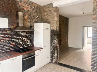 <p>Charmant appartement van 49m² gelegen in het hart van Antwerpen. Dit moderne gelijkvloerse eenheid biedt uitstekende mogelijkheden voor starters of investeerders. Het pand beschikt over een ruime woonkeuken voorzien van moderne apparatuur, inclusief een wit keukenblok met houten werkblad en een stijlvolle bakstenen backsplash. De open indeling creëert een naadloos transitie tussen keuken en woonruimte.</p><p>De slaapkamer is goed geproportioneerd en voorzien van natuurlijk licht dankzij raamwerk naar de straat. Het badkamerinterieur combineert functionaliteit met stijl, met een modernistische douche, wastafel en toiletruilimte. Karakteristieke bakstenen muren sieren meerdere ruimtes en geven het appartement een unieke industriële charme.</p><p>Het pand beschikt over directe toegang tot een privé buitenruimte, ideaal voor ontspanning en voor het verluchten van uw woning. De ligging in Antwerpen biedt uitstekende bereikbaarheid van winkels, restaurants en openbaar vervoer. De voorgevel met dubbele beglazing en een elegante zwarte deur voegt aan het karakter toe.</p><p>Dit heerlijke appartement is ideaal voor wie op zoek is naar een onderhoudsvriendelijke en sfeervol ingerichte woning in een levendige stadswijk. Een perfecte keuze voor modern comfort in een klassieke omgeving.</p><p>Rechtstreeks van eigenaar te koop.</p><p>0456 83 87 68</p>