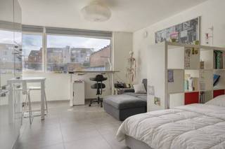 Découvrez ce studio prêt à emménager de 35 m², situé au rez-de-chaussée à l'arrière du bâtiment, afin de profiter d'un emplacement exceptionnellement calme au cœur de la ville. Grâce à cette position loin de la rue, il est agréablement calme et privé.Le studio dispose d'un espace de vie pratique pouvant accueillir un coin salon, un bureau ou une salle à manger et un coin couchage. La cuisine ouverte et la salle de bain le rendent compact et fonctionnel, idéal pour les étudiants.Avec un label EPC B, le studio est également économe en énergie, ce qui garantit un cadre de vie confortable et des coûts énergétiques limités.L'emplacement est très pratique : divers campus universitaires, magasins, transports en commun et parcs se trouvent à une courte distance. Cela en fait un endroit attrayant tant pour l'occupation privée que pour la location.En bref : un studio situé au calme et économe en énergie dans un endroit recherché, idéal pour ceux qui recherchent un investissement sans soucis ou une maison compacte à Gand.Pour plus d'informations ou pour une visite, n'hésitez pas à nous contacter.