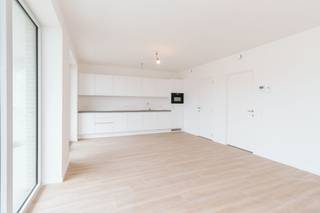 <p>Prachtig nieuwbouwappartement met twee slaapkamers, gelegen in een nieuwe, bruisende én groene buurt. Het appartement bevindt zich op de tweede verdieping van een verzorgde residentie met een mooie binnentuin. De indeling omvat twee slaapkamers, een badkamer met inloopdouche, een ruime leefruimte met open keuken en een praktische berging met aansluiting voor wasmachine en droogkast. Tot slot geniet u van een aangenaam terras met prachtig zicht op het nieuwe levendige plein met diverse hippe bars en restaurants. Dit appartement is voorzien van alle hedendaagse comfort, zoals vloerverwarming en ventilatie.</p><p>De algemene kosten bedragen €150/maand (provisie verwarming, minuterie, onderhoud tuinen en lift). Autostaanplaats optioneel bij te huren aan €150/maand.</p><p><br /></p>