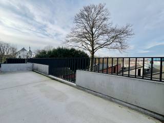 In de 3 Beuken residentie, niet ver van het centrum van Kontich, vinden we deze luxueuze service flat terug.<br />De residentie is gebouwd in 2012 en beschikt over alle moderne voorzieningen.<br /><br />Hier vind je alles terug om een zorgeloze oude dag door te brengen. Het appartement is luxueus ingericht en is zo’n 60m2 groot.<br /><br />Het bestaat uit een ruime leefruimte met afgeschermde open keuken. Daarnaast ligt de badkamer en slaapkamer met schuifdeur.<br />Het ruim terras is de kers op de taart!<br /><br />Het appartement bevindt zich op de 2e verdieping, bereikbaar met de lift en de trap.<br />De residentie zelf beschikt over een zwembad, sauna, jacuzzi, fitness centrum, cafetaria, petanque-baan, etc. Uiteraard is er ook de permanentie van het zorgpersoneel!<br /><br />Goed om te weten: dit appartement wordt ook te huur aangeboden. Formule huur-koop mogelijk, we geven je graag meer uitleg hierover tijdens een bezoek ter plaatse.<br /><br />Kom snel kijken!<br /><br />EPC : 211kWh/m2 (Label C)<br />Stedenbouwkundige inlichtingen in aanvraag Mobiscore : 8,2/10<br />G-Score : A - P-Score : A<br /><br />Dit is niet wat U zoekt ? Al gehoord van AANKOOPBEGELEIDING ? Wij zoeken, bezoeken en onderhandelen mee met U voor eigendommen die worden aangeboden door particulieren, andere makelaars, of die zelfs (nog) niet te koop staan? Hoe doen we dit? Vraag meer informatie over aankoopbegeleiding via info@dehuisleverancier.be of 0489/069.000<br /><br />de Huisleverancier : Persoonlijk, voor iedereen Service, Kwaliteit en Vertrouwen !<br />