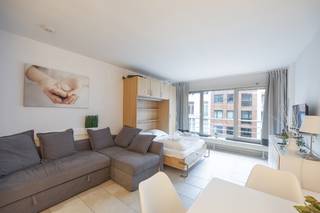 Deze <strong>studio</strong> is gelegen op een <strong>uitstekende locatie, net achter het strand</strong> – ideaal voor wie houdt van zee, rust en ontspanning.<br /><strong>De leefruimte</strong> is slim ingericht en beschikt over een <strong>bedkast</strong>, waardoor je overdag <strong>maximaal kan genieten van ruimte en comfort.</strong><br />Verder is er een nette <strong>badkamer met douche en toilet</strong>. De studio maakt deel uit van een <strong>recent gebouw uit 2007</strong>, en voldoet aan hedendaags wooncomfort.<br />Dankzij het gunstige <strong>EPC-label A</strong> is de studio bovendien zeer energiezuinig, wat resulteert in lage verbruikskosten.<br />Gemeubeld!