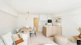 <p><strong>Appartement entièrement rénové avec goût à deux pas de la Place Rubens</strong></p>
<p>À seulement quelques pas de la Place Rubens, découvrez ce magnifique appartement de 2 chambres, prêt à emménager, bénéficiant de finitions soignées et de matériaux de qualité.</p>
<p>Le hall d’entrée comprend un WC invités, un vestiaire et une buanderie pratique. Le séjour lumineux s’ouvre sur une terrasse orientée sud-est avec vue latérale sur la Place Rubens. La cuisine ouverte, entièrement équipée, s’intègre harmonieusement à l’espace de vie.</p>
<p>La chambre principale dispose de nombreux placards intégrés. La seconde chambre convient pour un lit simple ou superposé. La salle de bains spacieuse est équipée d’une élégante douche à l’italienne.</p>
<p>Les rideaux, sommiers et mobilier de terrasse sont inclus dans le prix. Les autres meubles Casa Nova peuvent être achetés séparément.</p>
<p>Un véritable <strong>coup de cœur</strong> dans un emplacement de choix, idéal comme pied-à-terre ou investissement.</p>
<p><strong>PEB :</strong> 158 – UC : 0003394347</p>