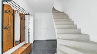 Exclusief wonen in het hart van Opgrimbie – ruimte, luxe en energiezuinigheid perfect gecombineerd<br /><br />In het charmante Opgrimbie, een geliefde deelgemeente van Maasmechelen, wacht deze prachtige woning aan de Weg naar Zutendaal 46A op haar nieuwe bewoners. Deze instapklare nieuwbouwwoning uit 2024 combineert ruimte, luxe en energiezuinigheid op een uitzonderlijke manier en vormt de ideale thuisbasis voor wie op zoek is naar modern wooncomfort op een toplocatie.<br /><br />Met een indrukwekkende bewoonbare oppervlakte van circa 200 m², vijf volwaardige slaapkamers, een volledig omheinde tuin en een uitstekende energieprestatie, biedt deze woning alles wat een modern gezin nodig heeft en meer.<br /><br />Vanaf het eerste ogenblik valt de hoogwaardige afwerking op. De woning werd volledig bekleed met elegante blauwe natuursteen, wat zorgt voor een tijdloze en luxueuze uitstraling. De lichtrijke leefruimte vormt samen met de open keuken het kloppend hart van de woning, waar gezelligheid en functionaliteit naadloos in elkaar overvloeien. Het ruime keukeneiland kijkt uit op de tuin en maakt koken tot een echte beleving. De keuken is uitgerust met kwalitatieve toestellen zoals een combi-oven met touchscreen, een inductiekookplaat met wifi, een Quooker-kraan en een geïntegreerde vaatwasser.<br /><br />De badkamer straalt pure luxe en verfijning uit. Deze werd stijlvol afgewerkt met een marmeren wand en beschikt over een exclusieve stenen badkuip, een royale inloopdouche en een dubbele wastafel. Een harmonieuze ruimte waar design en comfort samenkomen en waar dagelijks rust en welzijn centraal staan.<br /><br />Met vijf ruime slaapkamers is er meer dan voldoende plaats voor een groot gezin, een thuiskantoor of hobbyruimte. Daarnaast is er een praktische zolder aanwezig, bereikbaar via een vlizotrap, ideaal als extra bergruimte.<br /><br />Wat deze woning echt onderscheidt, zijn de uitzonderlijke energieprestaties. Met een EPC-label A+ geniet u van een zeer laag energieverbruik en bijgevolg van aanzienlijk lagere energiekosten. De woning is voorzien van een moderne warmtepomp, 15 zonnepanelen en vloerverwarming over de volledige oppervlakte. Dit zorgt voor een gelijkmatige en aangename warmte zonder radiatoren.<br /><br />Het systeem biedt bovendien extra comfort doordat de vloerverwarming ook kan koelen tijdens warme zomerdagen. Zo blijft het binnenklimaat het hele jaar door perfect in balans. De combinatie van warmtepomp, zonnepanelen en vloerverwarming met koeloptie staat garant voor maximaal comfort, een duurzaam karakter en bijzonder lage energiekosten.<br /><br />Voor veiligheid en gemoedsrust zijn er camera’s rond de woning geïnstalleerd. Verder is er een regenwaterput van 10.000 liter voorzien, wat zowel ecologisch als economisch interessant is. De bekabeling voor een laadpaal voor een elektrische wagen en een toekomstige elektrische toegangspoort is reeds aanwezig, waardoor de woning volledig futureproof is.<br /><br />De volledig omheinde tuin van 3 are 80 centiare biedt een veilige en aangename buitenruimte waar kinderen vrij kunnen spelen en waar u in alle privacy kunt genieten van zonnige dagen en gezellige avonden met familie en vrienden. Dit maakt de woning ideaal voor gezinnen die op zoek zijn naar ruimte, rust en veiligheid.<br /><br />De ligging is een grote troef. Opgrimbie staat bekend om zijn aangename dorpssfeer en uitstekende voorzieningen. Winkels, supermarkten, scholen, sportfaciliteiten en openbaar vervoer bevinden zich allemaal in de directe omgeving. Dankzij de vlotte verbinding met de autosnelweg zijn steden zoals Genk, Hasselt en Maastricht snel bereikbaar.<br /><br />Voor liefhebbers van gastronomie is er een ruim aanbod aan restaurants, brasserieën en culinaire adressen in de buurt. Of u nu zin hebt in een gezellige lunch, een uitgebreid diner of een gastronomische avond, de regio biedt voor elk moment een passende plek.<br />Shopliefhebbers komen hier volledig aan hun trekken. Op korte afstand ligt het bekende Maasmechelen Village, een internationale shoppingbestemming met meer dan honderd premium- en luxemerken, aangevuld met gezellige horeca en terrassen.<br /><br />De centrale ligging maakt de woning bovendien bijzonder interessant voor frequente reizigers. Internationale luchthavens zoals Brussels Airport, Cologne Bonn Airport en Düsseldorf Airport zijn vlot bereikbaar, wat zorgt voor uitstekende connecties met Europa en daarbuiten.<br />Deze recente nieuwbouwwoning geniet daarnaast nog drie jaar vrijstelling van kadastraal inkomen, wat een mooi financieel voordeel oplevert bovenop de lage energiekosten.<br /><br />Samengevat biedt deze woning een uitzonderlijke combinatie van ruimte, luxe, energiezuinigheid en een uitstekende ligging. Een doordacht ontworpen gezinswoning waar comfort, duurzaamheid en kwaliteit centraal staan. Een unieke kans voor wie op zoek is naar een stijlvolle, ruime en zorgeloze thuis in Opgrimbie.<br /><br />Wens jij deze parel te bezichtigen? Aarzel niet en neem contact met ons op, we staan voor je klaar!<br />Tel.: 0032 497 84 48 80<br />E-mail: info@caenenvastgoed.be<br /><br />Tot binnenkort!<br /><br />