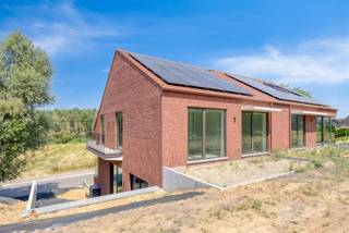 <p><span>Située à deux pas de Louvain, à proximité de toutes les principales voies d'accès et offrant une magnifique vue dégagée sur la vallée de la Voer, nous avons le plaisir de vous proposer à la vente cette maison semi-ouverte, qui allie un agencement bien pensé à de spacieux espaces de vie. Au niveau de la rue se trouvent le hall d'entrée et un garage pouvant accueillir une voiture. Au rez-de-chaussée se trouvent un débarras, une cuisine ouverte avec coin repas et un vaste espace de vie qui, grâce à ses grandes baies vitrées, profite pleinement de la vue panoramique sur la vallée de la Voer. Le premier étage abrite trois chambres et un bureau. La chambre parentale dispose d’un dressing privé et d’une salle de bains attenante, tandis que les deux autres chambres partagent une deuxième salle de bains. Pour un confort de vie accru, tous les étages sont reliés entre eux par un ascenseur. La maison est proposée dans un état semi-fini. Cela signifie que tous les équipements techniques, la chape et les enduits ont déjà été réalisés, tandis que les finitions intérieures et l’aménagement extérieur peuvent encore être réalisés entièrement selon vos goûts. L'agencement, les installations techniques et la structure du bâtiment sont déjà fixés et ne peuvent plus être modifiés.</span></p><p><span> </span></p>