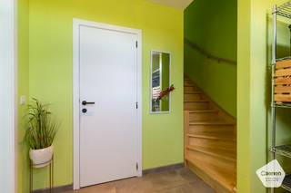 <u><strong>Recente Instapklare woning (bouwjaar 2021)</strong></u> op Unieke &amp; Idyllische ligging in een doodlopende straat.  De indeling van de woning is als volgt: inkomhal met gastentoilet, open leefruimte bestaande uit salon en eetkamer met uitzicht naar de aangelegde tuin. Aangrenzend vindt U de volledig geïnstalleerde keuken met berging. Op de eerste verdieping bevinden zich <u><strong>3 slaapkamers</strong></u> en een gastentoilet. Een leuke en luchtige badkamer met inloopdouche, ligbad en dubbele wastafel in meubel. Tevens is er een apart toilet boven. Er is ook 10.000 liter regenwater. Kortom dit is een <strong>ECHTE HOTSPOT</strong>! Deze woning heeft Centrale Verwarming op Gas, 8 zonnepanelen &amp; Screens &amp; Elektrische rolluiken. Praktisch Tuinhuis en een leuke aangename tuin. Voor de woning en aan de woning is er voldoende parkeerruimte en eveneens een carport. Er is tevens een mooi terras en een aangelegde tuin. Dit is een betrouwbare, volledig afgewerkte WONING met Energielabel A!<br /><br /><u><strong>Indeling gelijkvloers:</strong></u>
<ul>
	<li>Inkom met apart toilet;</li>
	<li>Volledige open geïnstalleerde keuken met aanpalende berging;</li>
	<li>Open leefruimte bestaande uit salon en eetkamer met zicht op de aangelegde tuin;</li>
	<li>Leuk terras en een aangelegde tuin;</li>
	<li>Tuinhuis;</li>
	<li>Carport;</li>
	<li>Parkeerruimte voor de woning;</li>
</ul>
<strong><u>Eerste verdieping:</u></strong>

<ul>
	<li>3 slaapkamers ( 12m², 12m² &amp; 11,50m²);</li>
	<li>Aangename en luchtige badkamer met inloopdouche, dubbele wastafel en ligbad;</li>
	<li>Apart toilet;</li>
</ul>
<strong><u>Tweede verdieping te bereiken via schuiftrap:</u></strong>

<ul>
	<li>Zolderruimte te bereiken via schuiftrap;</li>
</ul>
Voor meer informatie of verdere vragen aarzel zeker niet om ons te contacteren via: <strong><u>oostkamp@caenen.be</u></strong><br /> 