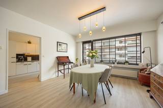 <p>Op zoek naar een stijlvol en instapklaar appartement op een rustige, maar vlot bereikbare locatie? Dit volledig gerenoveerde appartement op de eerste verdieping van een verzorgd gebouw uit 1988 combineert hedendaags wooncomfort met een uitstekende ligging, nabij winkels, scholen en openbaar vervoer.<br /><br />Via de inkomhal bereikt u een apart gastentoilet, twee praktische bergingen en een smaakvol vernieuwde badkamer, uitgerust met een ruime inloopdouche en modern lavabomeubel.<br />De twee volwaardige slaapkamers bevinden zich aan de rustige achterzijde van het gebouw en geven rechtstreeks uit op het zonnige terras van ca. 7 m² , een leuke plek om in alle rust te genieten.<br />Aan de voorzijde bevindt zich de lichtrijke leefruimte, waar de grote raampartij zorgt voor een aangename lichtinval en toegang geeft tot het balkon. De volledig vernieuwde, stijlvolle keuken is voorzien van alle hedendaagse comfort en sluit naadloos aan op de leefruimte.<br />Dankzij de kwalitatieve renovatie is dit appartement volledig instapklaar.<br /><br />Troeven:<br />- Volledig gerenoveerd en instapklaar<br />- Eerste verdieping in een verzorgd gebouw met lift (bouwjaar 1988)<br />- 2 ruime slaapkamers<br />- Lichtrijke leefruimte<br />- Balkon aan de voorzijde en terras van ca. 7 m² aan de achterzijde<br />- Moderne, volledig uitgeruste keuken<br />- Vernieuwde badkamer met inloopdouche<br />- Individuele centrale verwarming op aardgas met Vaillant HR+-ketel<br />- EPC-label B – 121 kWh/m²/jaar<br />- Asbestvrij<br />- Elektrische installatie conform<br />- Private kelderberging inbegrepen<br /><br />Een afgesloten garagebox is verplicht mee aan te kopen aan € 27.000.<br /><br />nteresse? Contacteer ons via 03/225.00.68 of info@wellimmo.net.<br />Documenten (EPC, elektriciteit, asbest, plan) beschikbaar via www.wellimmo.net<br /> </p>
<p> </p>