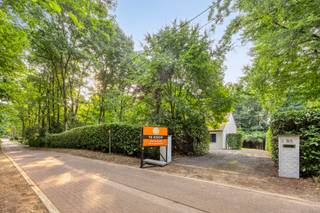 Op zoek naar een woning met ruimte, karakter én een uitstekende ligging? Dan is deze gezinswoning aan de Dennenlaan in Heikant beslist een...