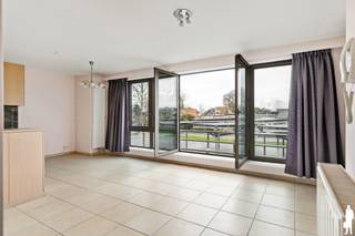 <p>BEZOEK AANVRAGEN EN KANDIDAAT STELLEN VIA DE WEBSITE WWW.DEBOERENPARTNERS.BE</p>
<p>Indien u een bezoek wenst aan te vragen aan dit eigendom, dan kan dit enkel via het aanvraagformulier op onze website. U zoekt het betreffende eigendom onder ons “aanbod te huur”, en klikt daarna bovenaan op “bezoek inplannen”.</p>
<p>Daarna doorloopt u alle stappen en vult u de gevraagde gegevens in. Wij behandelen uw aanvraag binnen de 2 werkdagen en contacteren u daarna. Omwille van het grote aantal aanvragen, worden verzoeken via Immoweb, Immoscoop of Spotto niet behandeld.</p>
<p>Enkel volledig ingevulde kandidaturen op onze website komen in aanmerking. Indien u moeilijkheden ondervindt met het invullen van de kandidaatstelling, aarzel dan niet om ons te contacteren voor hulp en ondersteuning.</p>
<p><strong><span><br />Centraal gelegen appartement in Mortsel<br /></span></strong><span>Dit lichtrijke appartement bevindt zich op een uitstekende locatie, recht tegenover het Marktplein van Mortsel. Winkels, horecazaken, openbaar vervoer (tram, bus en trein), scholen en supermarkten bevinden zich allemaal op wandelafstand. Ideaal voor wie comfortabel en centraal wil wonen.</span></p>
<p><strong><span>Indeling<br /></span></strong>- Inkomhal met apart gastentoilet<br />- Ruime leefruimte met open, volledig uitgeruste keuken (ca. 35 m²), voorzien van onder meer een Siemens vaatwasser, koelkast en diepvries<br />- Terras aan de voorzijde met een open uitzicht op het Marktplein<br />- Ruime slaapkamer aan de rustige achterzijde (ca. 20 m²)<br />- Aansluitende dressing/berging<br />- Badkamer met bad/douche, lavabo en aansluiting voor een wasmachine<br />- Extra berging</p>
<p><strong><span>Algemene info<br /></span></strong>- Grote raampartijen en veel natuurlijke lichtinval dankzij de zuidwestoriëntatie<br />- Energiezuinige verwarming op gas met een recente Bosch condensatieketel<br />- Airconditioning in de leefruimte<br />- Centrale ligging met alle dagelijkse voorzieningen binnen handbereik<br />- Aangenaam terras met zicht op het Marktplein<br />- Gemeenschappelijke kosten: €200/maand</p>