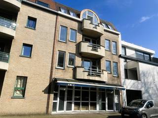 omvattende een ruime inkom-/nachthal met vestiaire, grote en klare living met Z-gericht terras, volledig ingerichte keuken, berging, badkamer,...