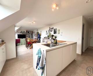 Leuk recent (bj 2023) penthouse met terras en 2 SLK! Goedgelegen nabij invalswegen. Onder registratie rechten!<br />INDELING: inkomhal met apart gastentoilet, lichtrijke leefruimte met open keuken, handige opbergzolder, badkamer (dubbele lavabo en douche) en 2 volwaardige slaapkamers.<br />Mogelijkheid bijkopen garagebox en/of staanplaats.<br />TROEVEN: vloerverwarming gas, zonnepanelen aanwezig, stijlvol gebouw, energiezuinig en centraal gelegen nabij invalswegen, winkels, etc.<br />Meer info of een bezoek: arne@immobeguin.be