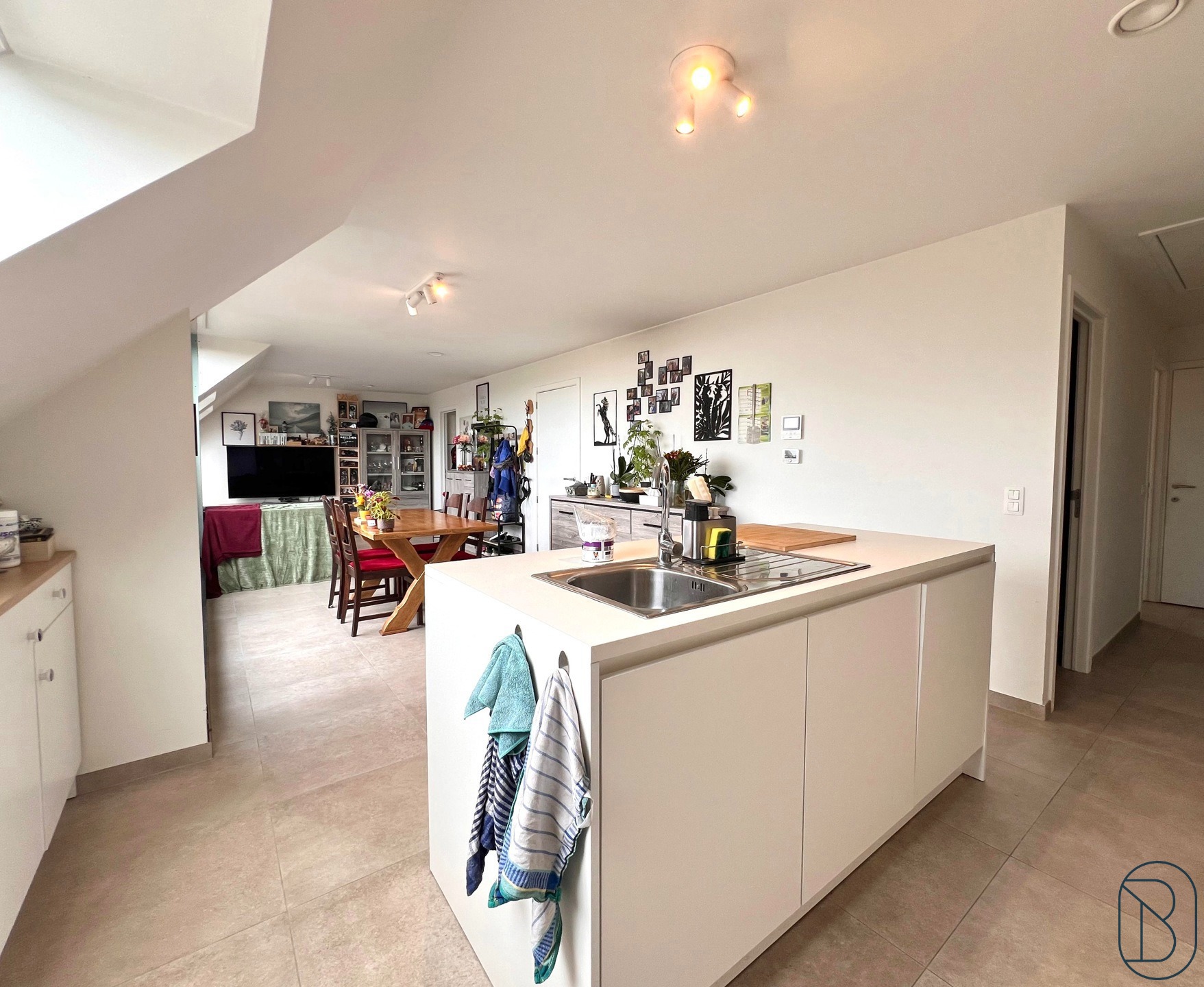 Leuk recente penthouse met terras en 2 SLK! - foto 1