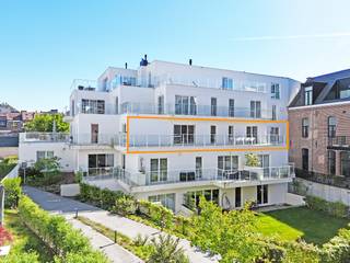 Dit prachtig nieuwbouw (2021) BEN (Bijna Energie Neutraal) appartement met 2 slaapkamers bevindt zich langs het Directeursplein en maakt deel uit van het prestigeproject "Residentie Collegium", in het centrum van Zottegem. Winkels, scholen, openbaar vervoer, enz... bevinden zich op wandelafstand! Het appartement heeft een bruto vloeroppervlakte van 104m² en werd afgewerkt met kwaliteitsvolle materialen, is reeds volledig geschilderd, voorzien van ingemaakte kasten, op maat gemaakte raamdecoratie, ... en heeft een riant terras van maar liefst 60m²!<br />De residentie bestaat uit 4 gebouwdelen, dit appartement situeert zich in blok B "Poësis" en beschikt over een lift.<br />Indeling: inkomhal met vestiaire, gastentoilet, badkamer met douchebad en dubbel badkamermeubel, 2 slaapkamers (waarvan 1 ingericht als dressing), open leefruimte met bureauhoekje, eetplaats, keuken met eiland en geïnstalleerde toestellen, berging met voorzieningen wasmachine, droogkast, ... Buiten bevindt zich het gigantische terras met zicht op de binnenkoer, het terras is bereikbaar via de leefruimte en de beide slaapkamers.<br />De kelderberging (rechtover de lift) en de gesloten garagebox zijn bij te kopen aan 45.000 EUR. Deze bevinden zich in het zelfde gebouwdeel als het appartement. Gehele verkoop geschiedt onder REGISTRATIERECHTEN (2% of desgevallend 12% op volledige koopsom).<br />IDEALE EIGENDOM VOOR WIE EEN PRACHTIG NIEUWBOUW APPARTEMENT IN HET CENTRUM WENST!!<br />CV op aardgas (vloerverwarming en radiatoren), ramen HR-glas met ALU profielen, E-peil: E27, label A, elektrische installatie conform het AREI.<br />Gebieden voor gemeenschapsvoorzieningen en openbaar nut, vergunning uitgereikt, geen rechterlijke herstelmaatregel of bestuurlijke maatregel opgelegd, geen voorkooprecht, geen verkavelingsvergunning. Geen risicozone voor overstromingen, P-score D, G-score D.<br />U kan de beschikbare attesten bij verkoop downloaden via de website janssens-leroy.be.