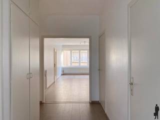 Dit aangenaam appartement is ideaal gelegen op wandelafstand van het Harmoniepark. In de directe omgeving bevinden zich het Sint-Vincentiusziekenhuis, scholen, supermarkten en openbaar vervoer — alles binnen handbereik.<br /><br /><span>GA NAAR WWW.DEBOERENPARTNERS.BE OM RECHTSTREEKS UW ONLINE AFSPRAAK IN TE PLANNEN</span><br /><br />Indeling:<br />Inkomhal met ruime vestiairekast<br />Lichtrijke leefruimte met aansluitende keuken<br />Volledig uitgeruste keuken met ijskast, vriezer, vaatwasser, gasvuur, oven en aansluiting voor wasmachine en droogkast<br />Apart toilet<br />Badkamer met ligbad/douche, lavabo en opbergkast<br />Master bedroom met toegang tot het gezellige terras<br />Tweede slaapkamer, ideaal als bureau of logeerkamer<br /><br />Bijzonderheden:<br />Mogelijkheid tot huren van een binnenstaanplaats: € 100/maand<br />Maandelijkse provisie: € 250/maand (inclusief privatief water en verwarming, alsook onderhoud en verbruik van de gemeenschappelijke delen)<br />Beschikbaar vanaf 1 januari, eerdere intrede mogelijk in overleg<br /><br /><span>GA NAAR WWW.DEBOERENPARTNERS.BE OM RECHTSTREEKS UW ONLINE AFSPRAAK IN TE PLANNEN</span>