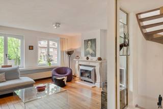 Uniek wonen aan het <strong>charmante Cogelspark</strong> in een karaktervolle bel-étage <strong>gezinswoning </strong>met <strong>praktijkruimte </strong>en <strong>tuin </strong>en groene zichten!<br /><br />Op zoek naar de perfecte combinatie van ruimte, comfort en een gunstige ligging? Deze goed onderhouden voormalige dokterswoning biedt het allemaal. Gelegen aan het prachtige Cogelspark geniet je hier vanuit tal van kamers van een uniek, rustgevend zicht op het groen. Ook de laanbomen op de middenberm bieden heerlijk groen zicht aan de voorzijde.<br />Indeling :<br />Ideaal geschikt voor een vrij beroep of een hobby of extra leefruimten, is de gelijkvloerse praktijkruimte, met ruime wachtkamer, een sanitaire ruimte en een archiefkamer met watervoorziening en een toegang tot de tuin. <br />Op de eerste verdieping kom je in een zeer fijne <strong>riante leefruimte</strong>. De woonkamer met een grote ingemaakte kastenwand en een haardvuur, en zichten op de laanbomen. De parketvloer biedt een bijzonder warme gezelligheid. De ruimte gaat naadloos over in een zeer aangename rustgevende eetplaats. Gastentoilet. De keuken is zeer gerieflijk, kent een extra eethoek en biedt toegang tot een intiem <strong>terras </strong>op hardhout, met zonneluifel en prachtige zichten op de <strong>tuin</strong> én het park. Een buitentrap biedt daarbij ook meteen toegang tot de tuin.<br /><br />De open houten trap loopt feilloos door naar de tweede verdieping met <strong>vier volwaardige slaapkamers</strong>, waarvan twee zeer ruime en twee mooie extra kamers. Een hedendaagse ruime badkamer met riante inloopdouche, wastafel in groot meubel, hangtoilet, ruimte voor wasmachine en droogkast onder comfortabel werkblad. <br /><br />Nooit meer parkeerstress!: de woning kent een grote <strong>inpandige garage</strong> én heeft een eigen ruime <strong>oprit</strong>.<br /><br />Een uitzonderlijke kans voor wie wonen, werken en natuur wil combineren, en dan nog op een zeer centrale ligging, bij scholen, openbaar vervoer, winkels, cultuur ... In een heerlijke groene oase, palend aan het park, met haar mature bomen. Of wandel het park binnen via het pad, genoemd naar de gerenommeerde tuin- en landschapsarchitect Jacques Wirtz, en laat je omarmen door het groen, ideaal voor een sessie Tai Chi of yoga, een goed boek op een bankje, of gewoon een rustige picknick in het gras.<br /><br />Plan snel je bezoek!